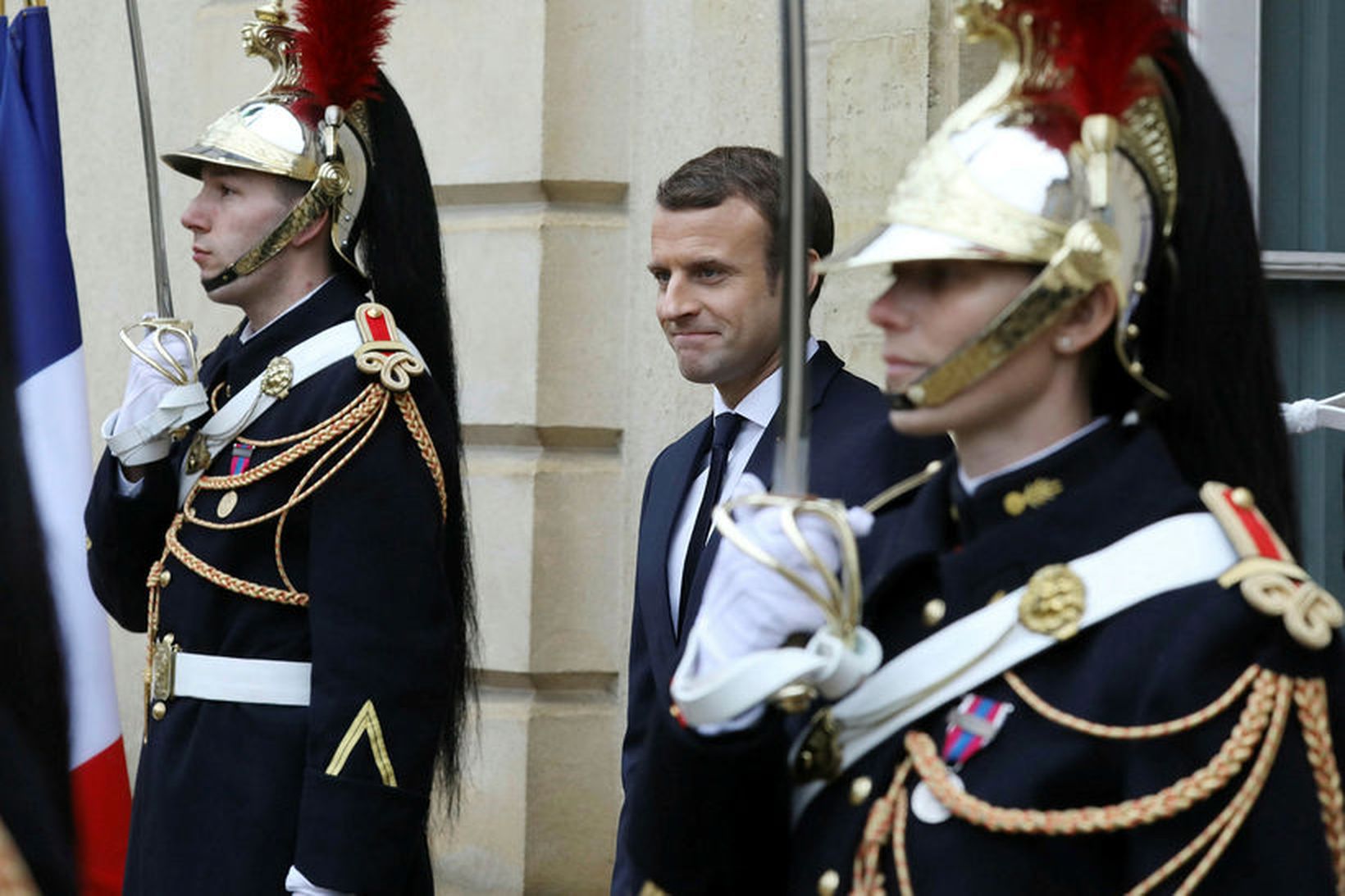 Emmanuel Macron sætir gagnrýni fyrir staðarval vegna fertugsafmælisveislu sinnar.