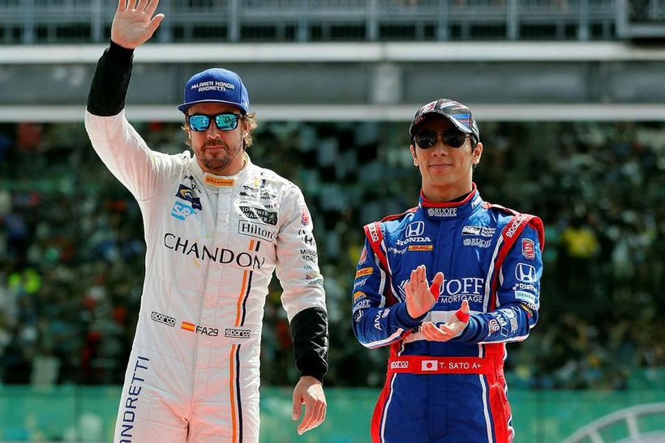 Fernando Alonso og Takuma Sato (t.h.), sem vann kappaksturinn, voru liðsfélagar hjá Andretti-liðinu. Hér er …