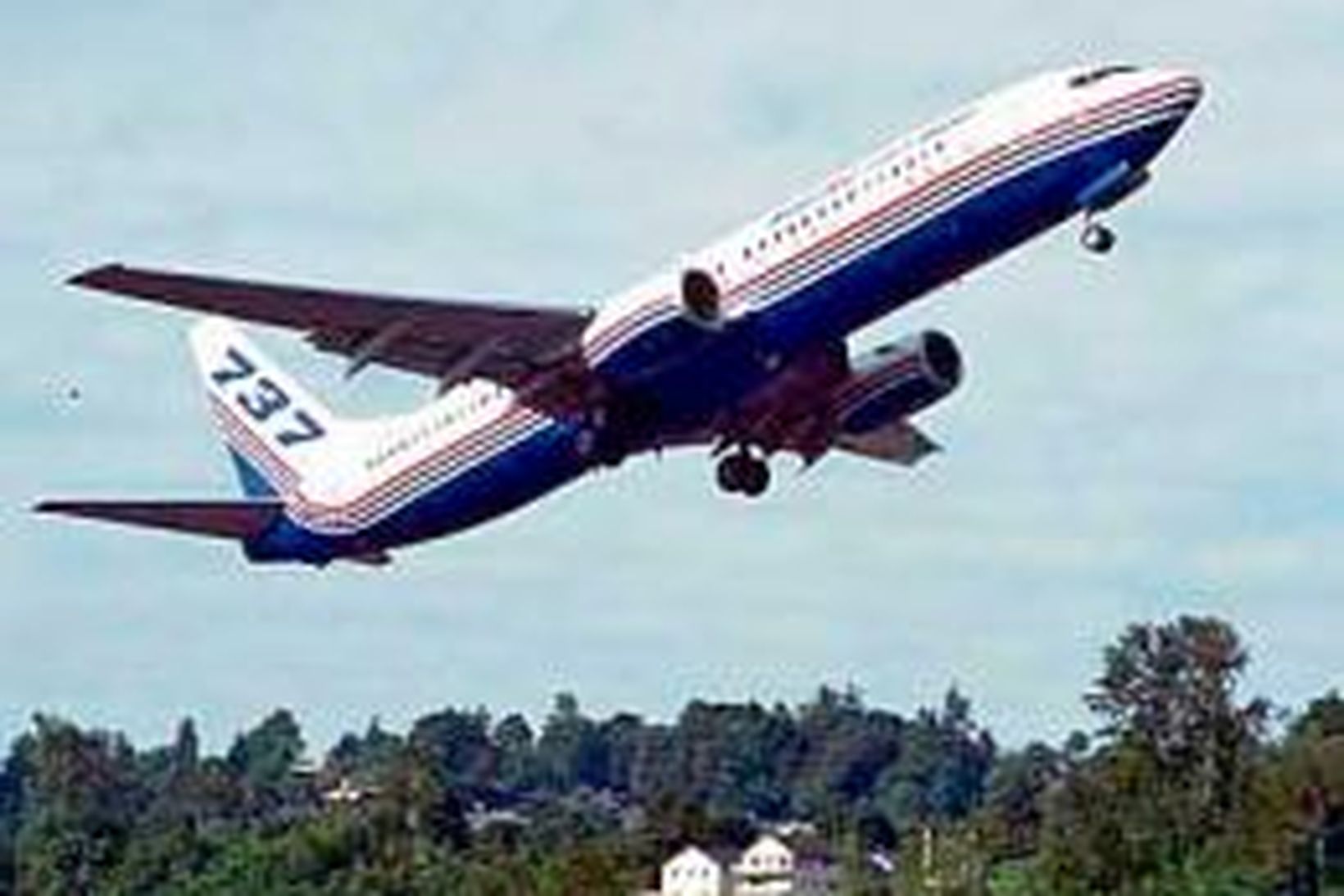 737-800 þota í flugtaki frá flugvelli Boeing í Seattle.