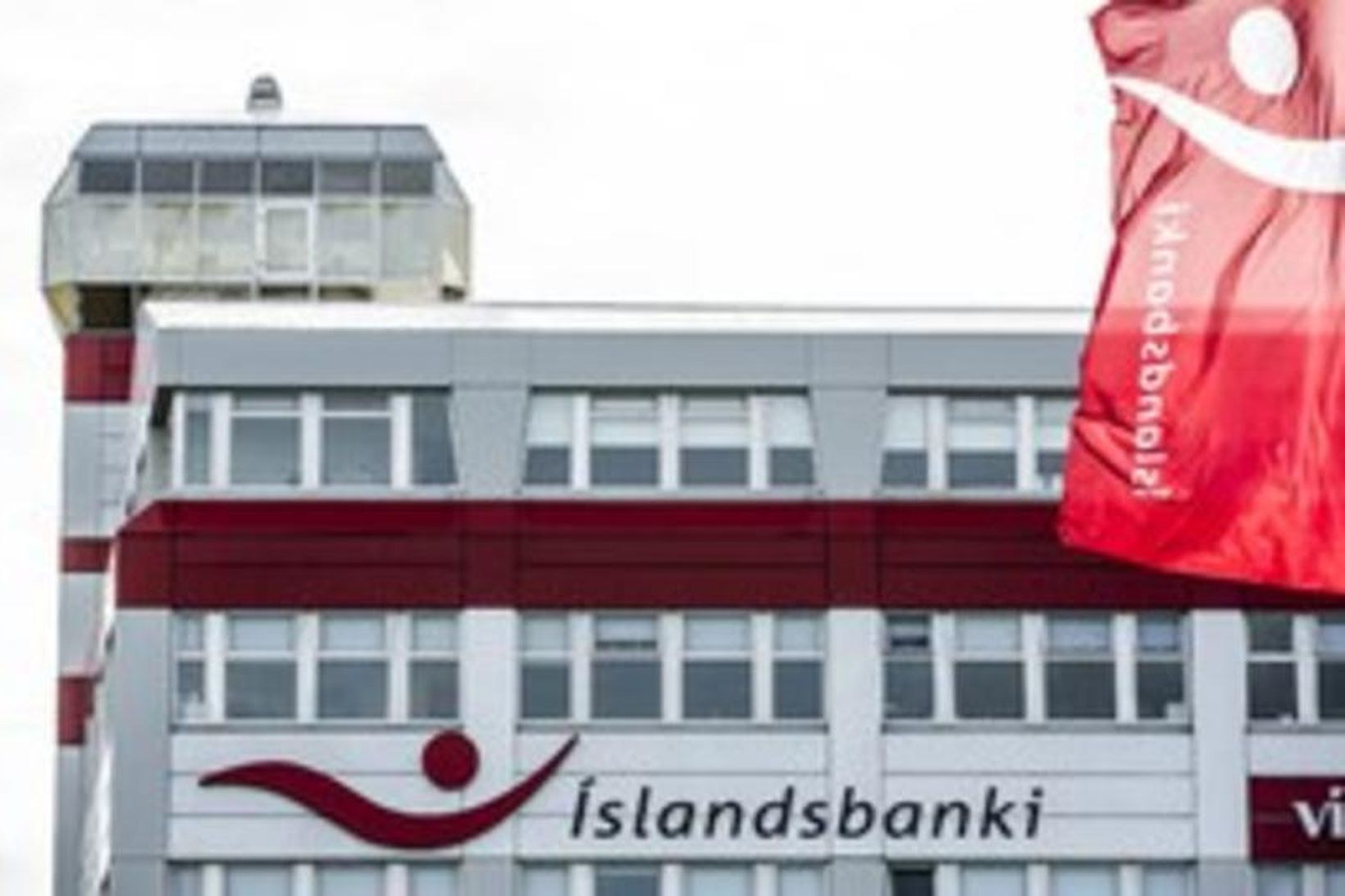 Starfsmenn Íslandsbanka fá frí eftir hádegi þann 19. júní.
