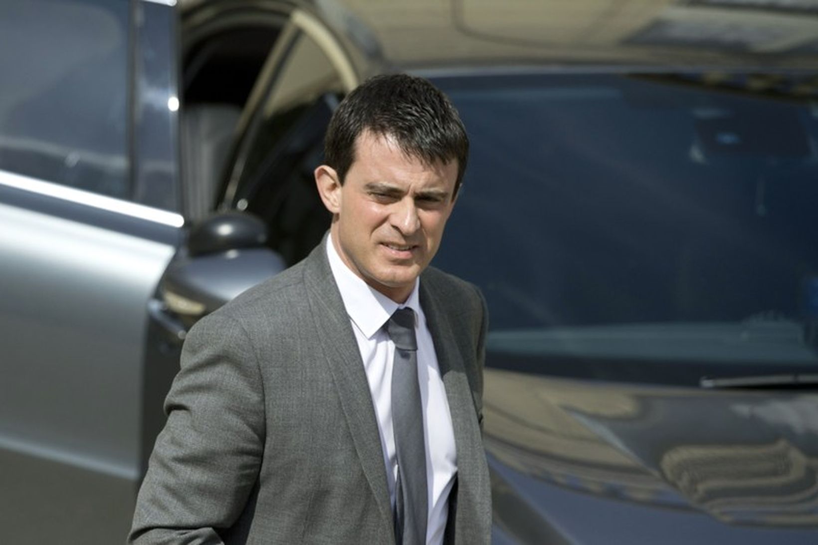 Manuel Valls fyrigefur frönsku forsetahöllina eftir hinn vikulega fund ríkisstjórnarinnar …