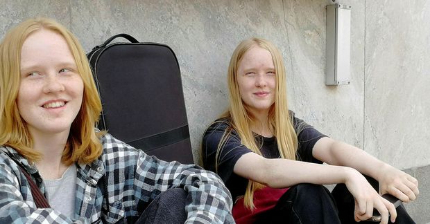 Hildur og Katrín Jónsdóttir eru 18 ára tvíburar sem spila á stóra sviðinu í Malmö …