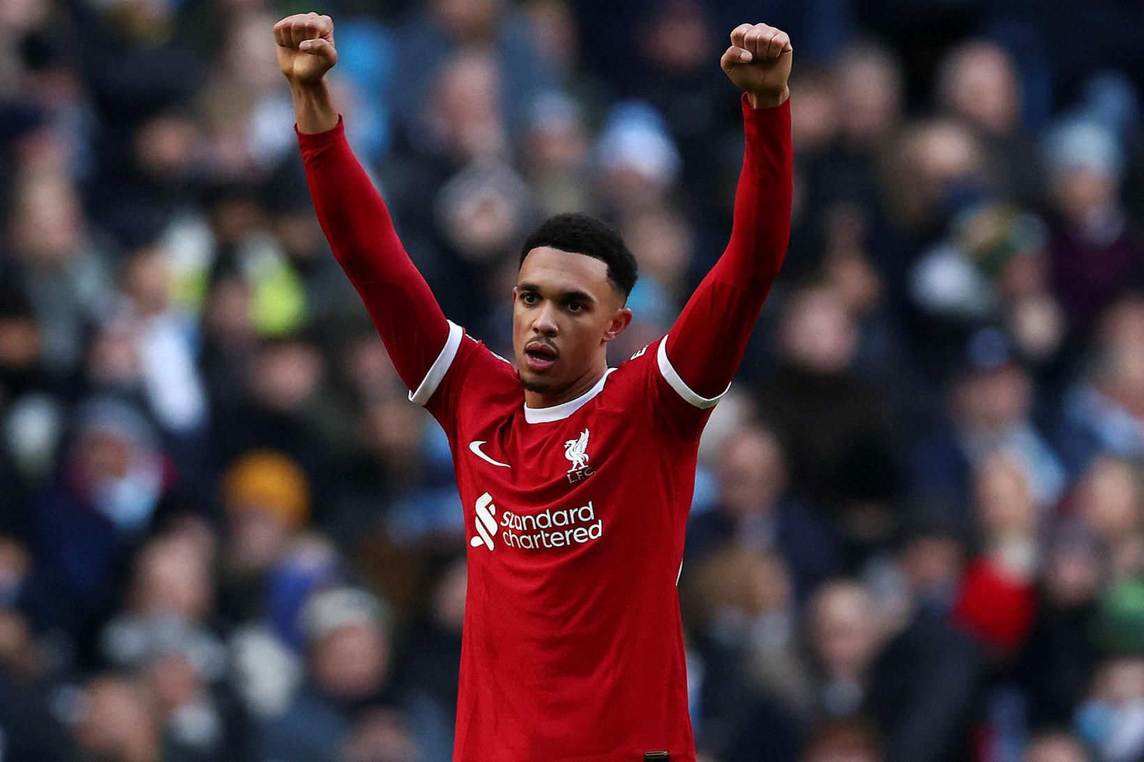 Trent Alexander-Arnold fagnar jöfnunarmarki sínu í Manchester.