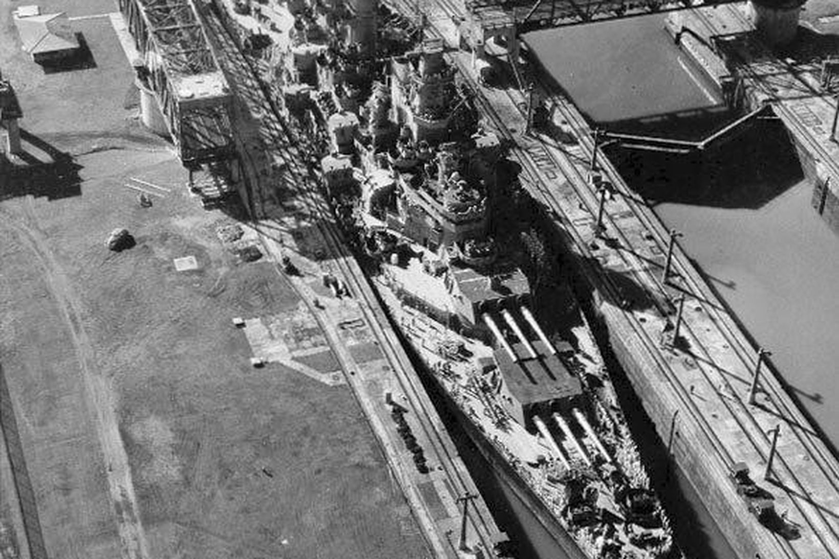 Bandaríska orrustuskipið USS Missouri fer um Panama-skurðinn skömmu eftir lok …