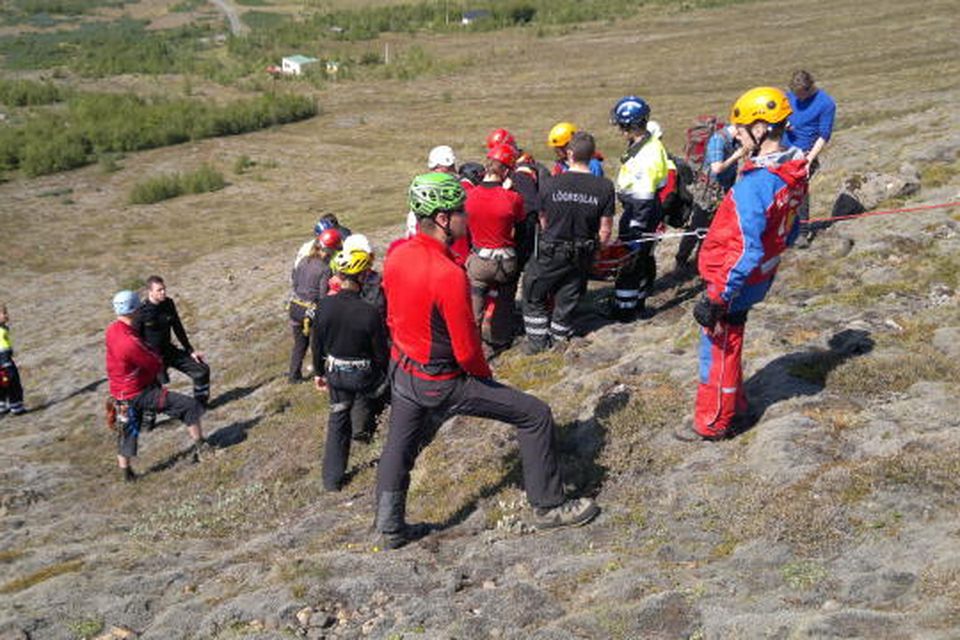 Björgunarsveitarmenn að flytja manninn úr Hafrafelli.