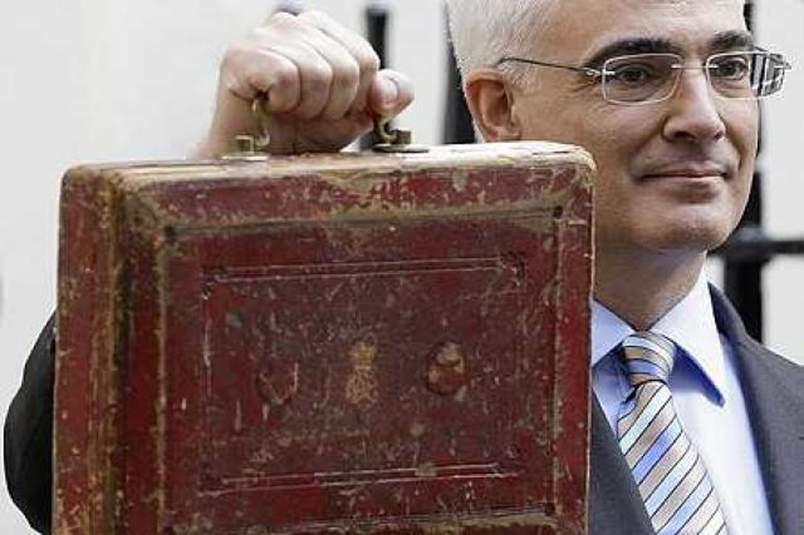 Alistair Darling með gamla fjárlagatösku við embættisbústað sinn í Downing-stræti …