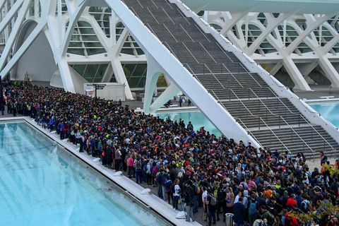 Þúsundir sjálfboðaliða eru komnir til Valenciu-borgar til aðstoðar við leitar- og björgunarstörf.