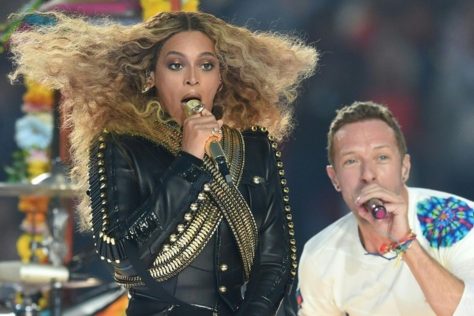 Beyoncé ásamt Chris Martin á sviði Ofurskálarinnar á sunnudag.