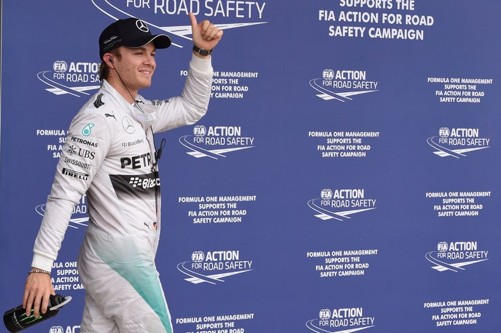 Nico Rosberg fagnar ráspólnum í Silverstone fyrir 11 dögum.