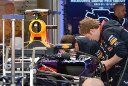 Vélvirkjar Red Bull vinna í bíl Daniel Ricciardo í Melbourne.