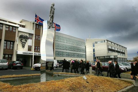 Verslunarskóli Íslands, from where the girl just graduated.