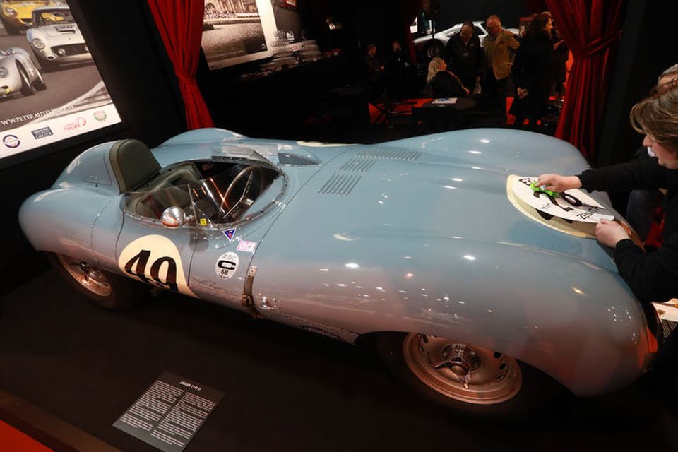 Gestir virða fyrir sér Jaguar D Type frá 1954 á bílasýningunni í París.