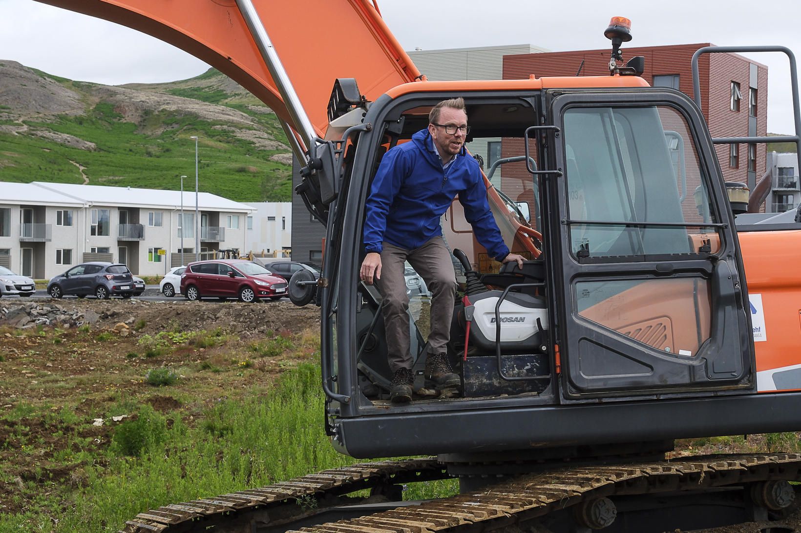 Ragnar Þór Ingólfsson, formaður VR, steig um borð í gröfu …