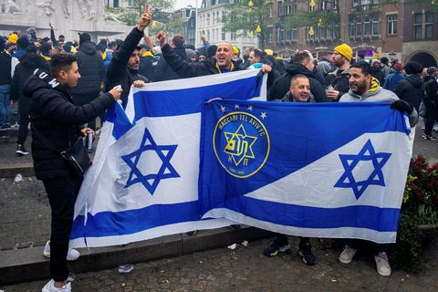 Stuðningsmenn Maccabi Tel Aviv halda á ísraelskum fánum fyrir leikinn.