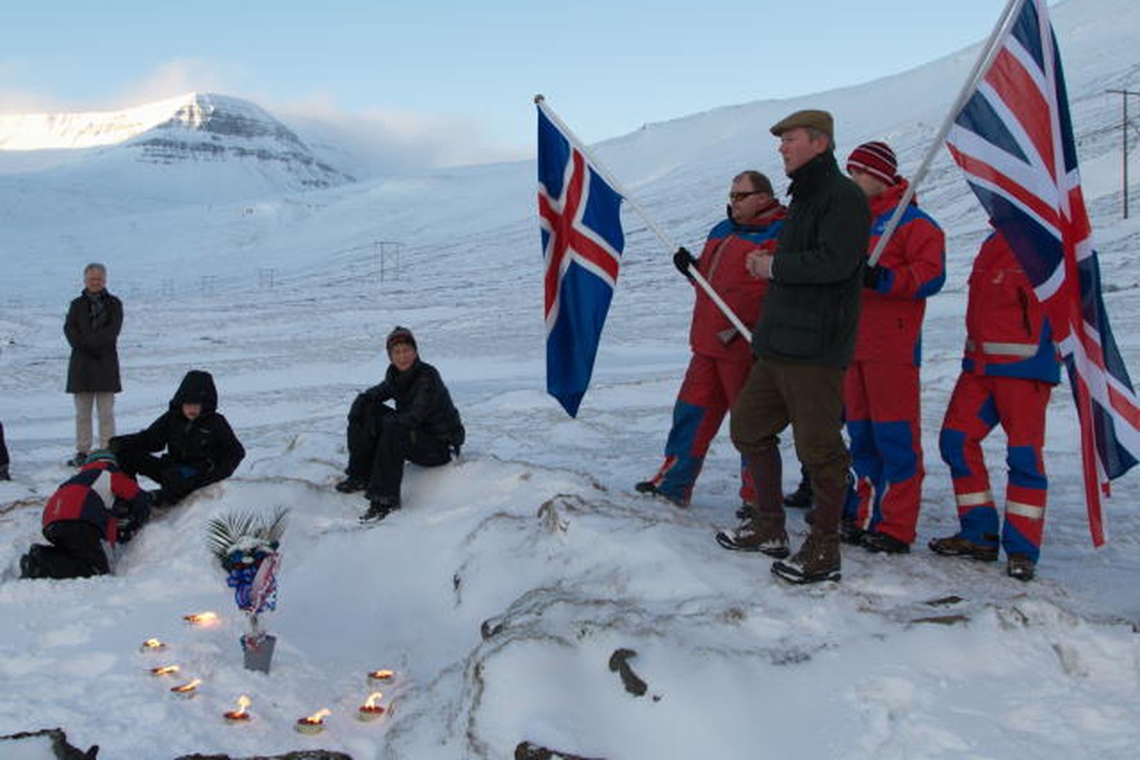 Tveir Bretar voru sóttir á Vatnajökul í morgun. Þeir eru …