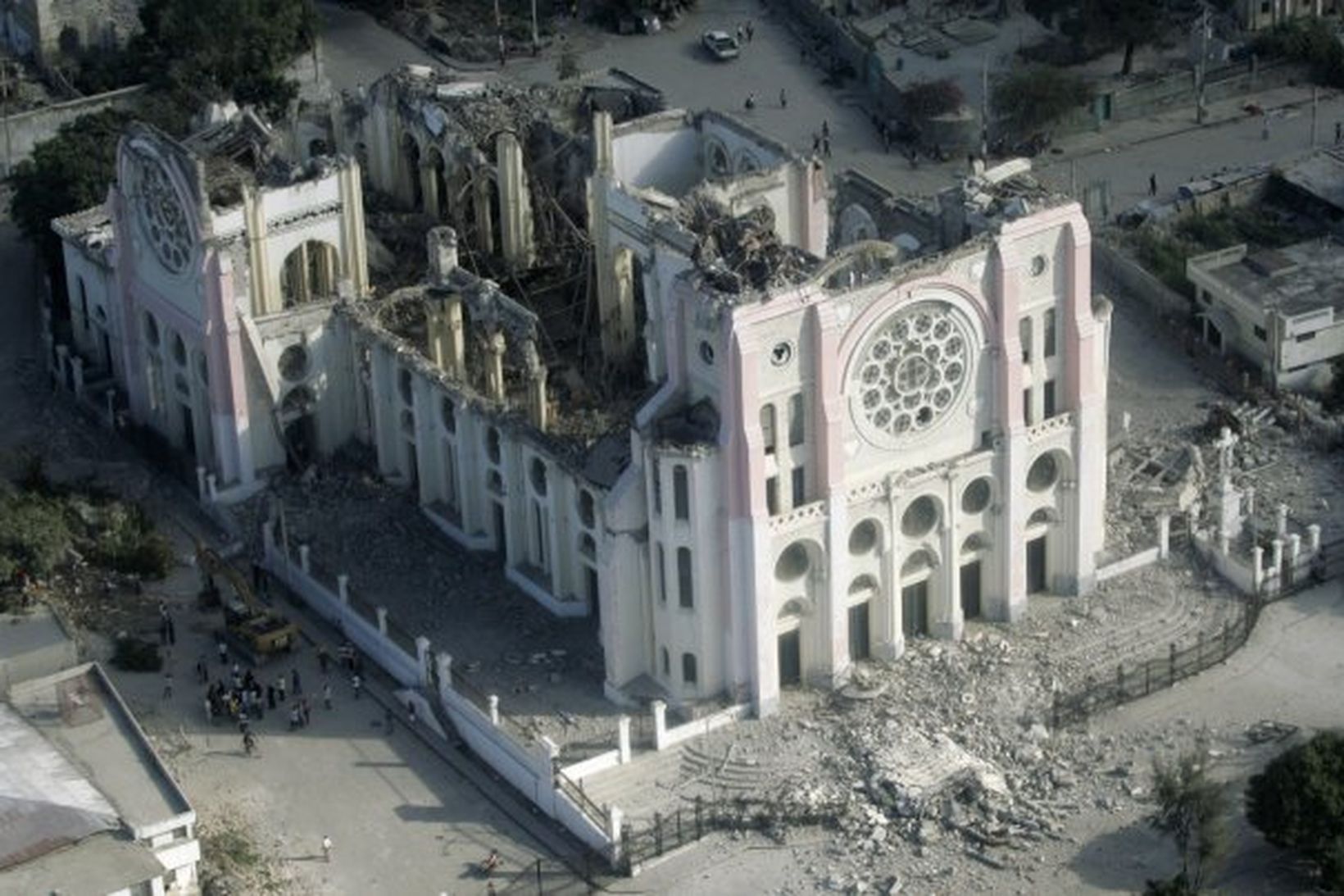 Loftmynd sem sýnir dómkirkju í Port-au-Prince sem eyðilagðist í jarðskjálftanum.