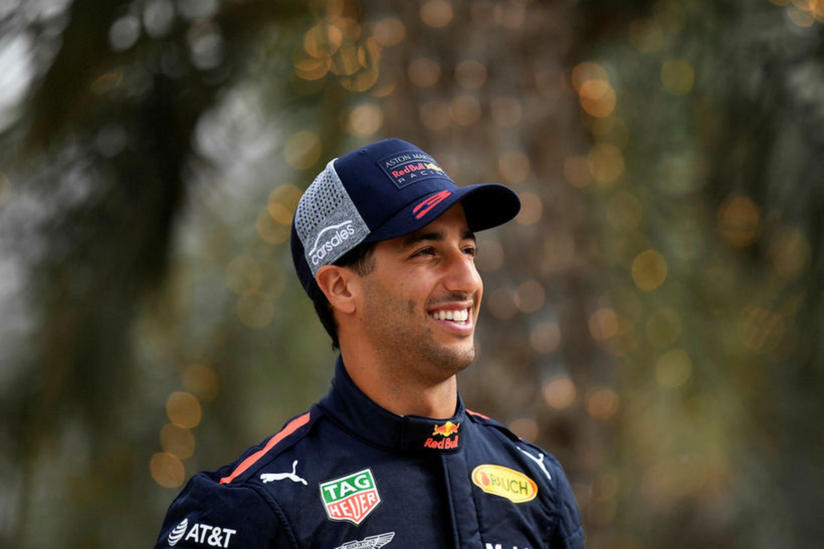 Daniel Ricciardo mætir til æfingarinnar í Barein, brosmildur að vanda.
