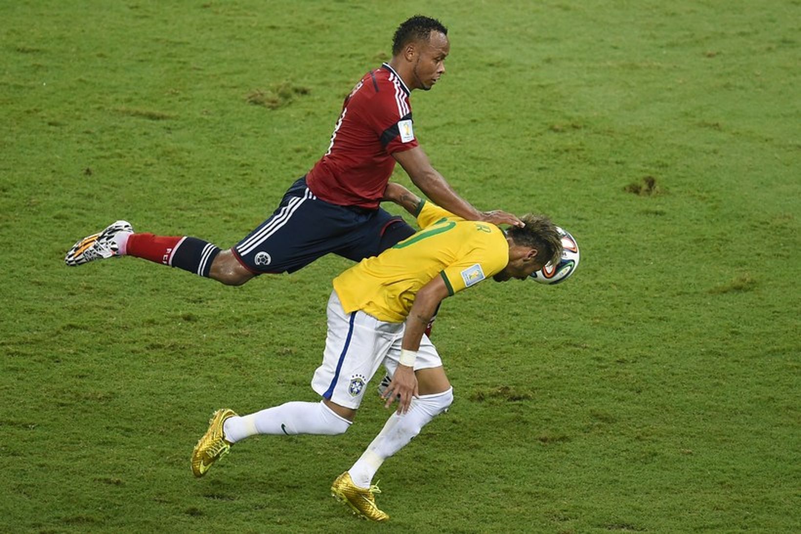 Juan Camilo Zuniga brýtur á Neymar undir lok leiksins.