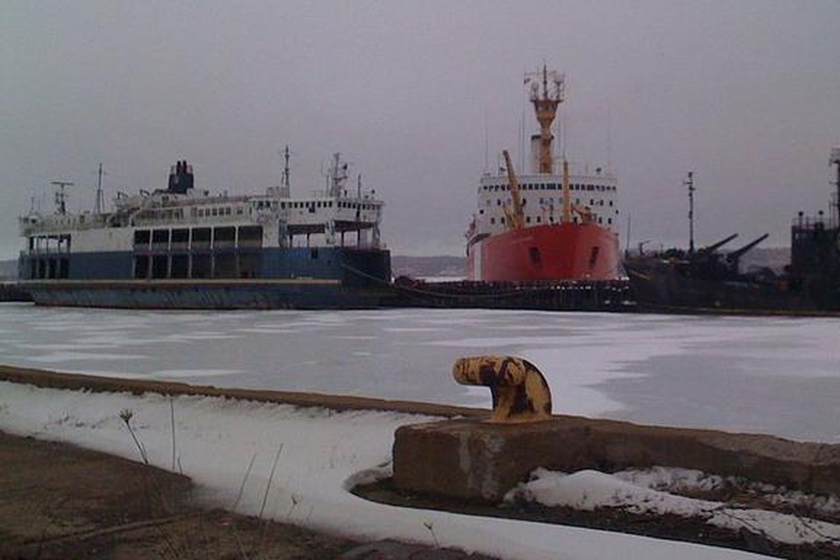 Ísbrjóturinn Louis S. St-Laurent fyrir miðju.