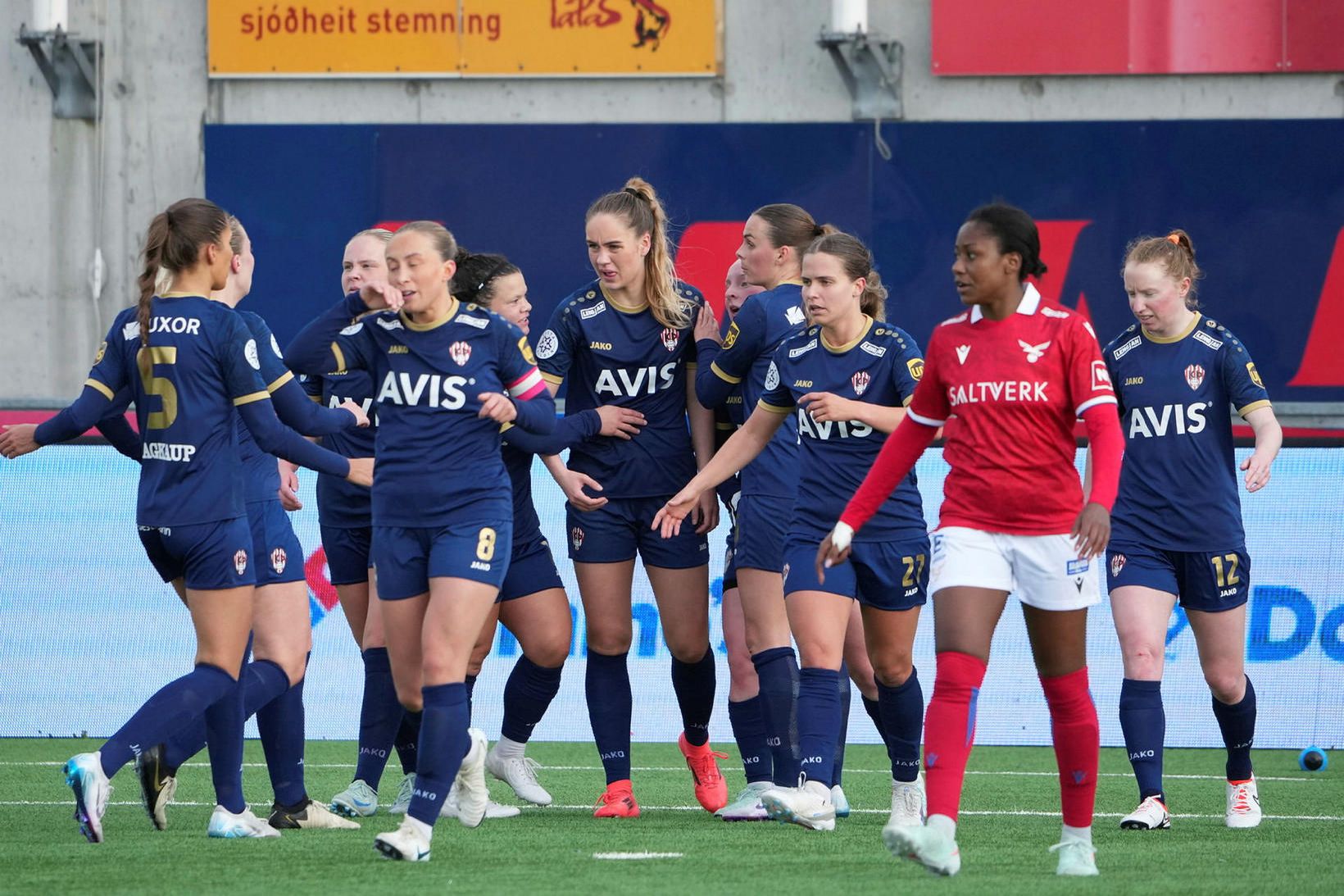 Leikmenn Þróttar fagna marki í kvöld.