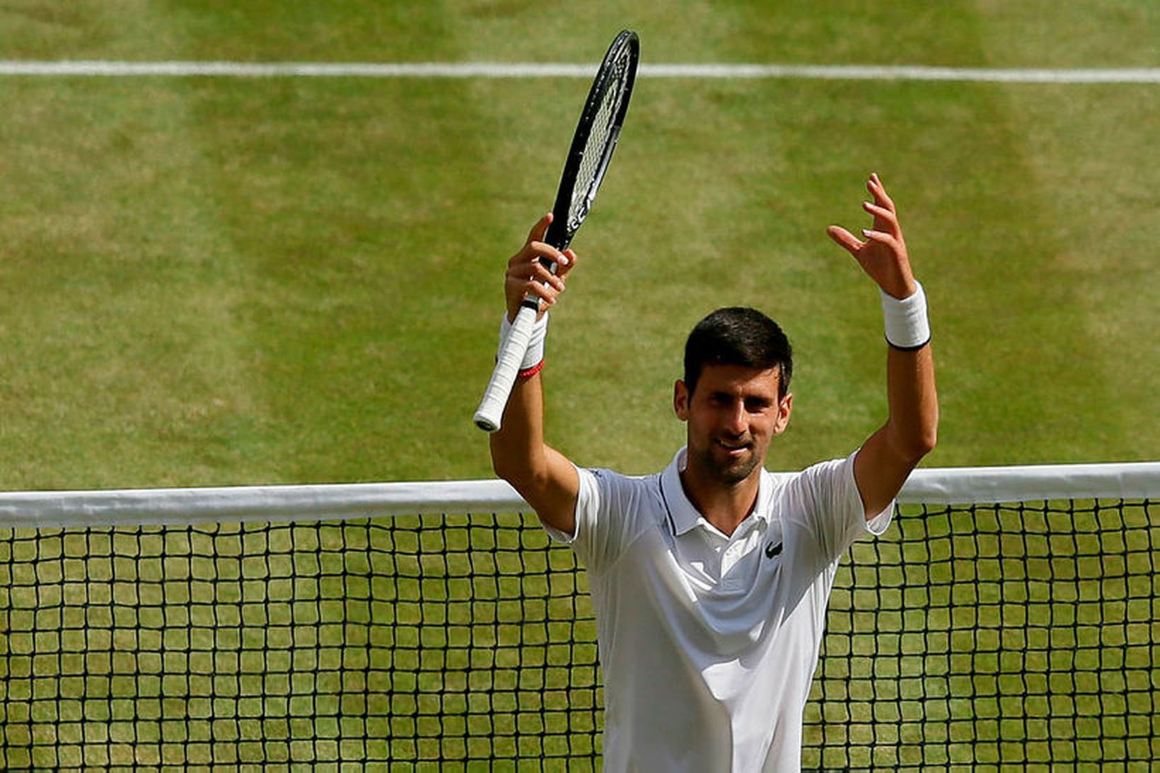 Novak Djokovic fagnar á Wimbledon 2019 en hann vann mótið …