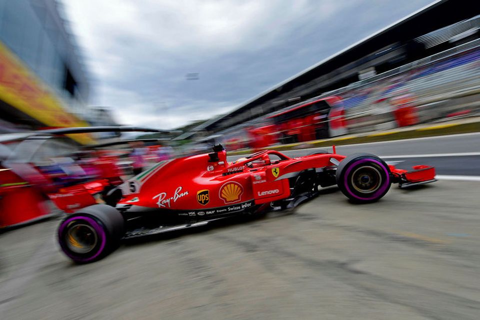 Sebastian Vettel leggur af stað í aksturslotu í Spielberg.
