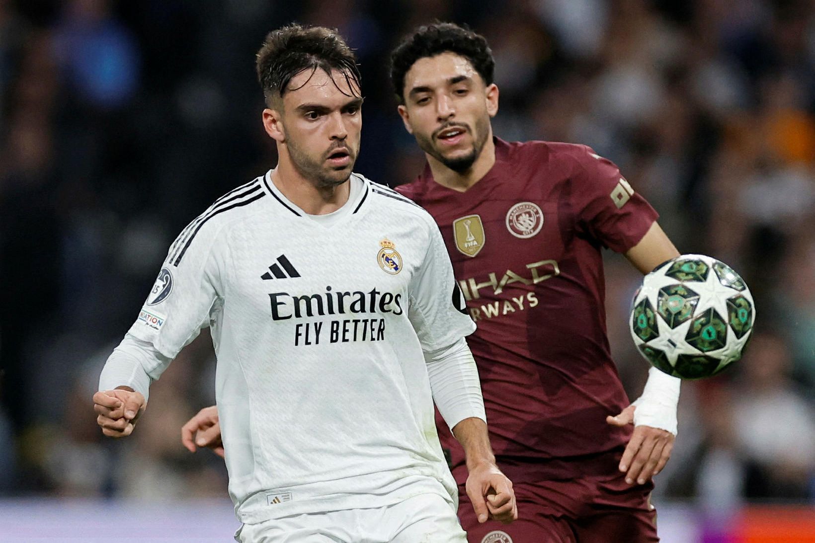 Raúl Asencio og Omar Marmoush í leik Real Madríd og …