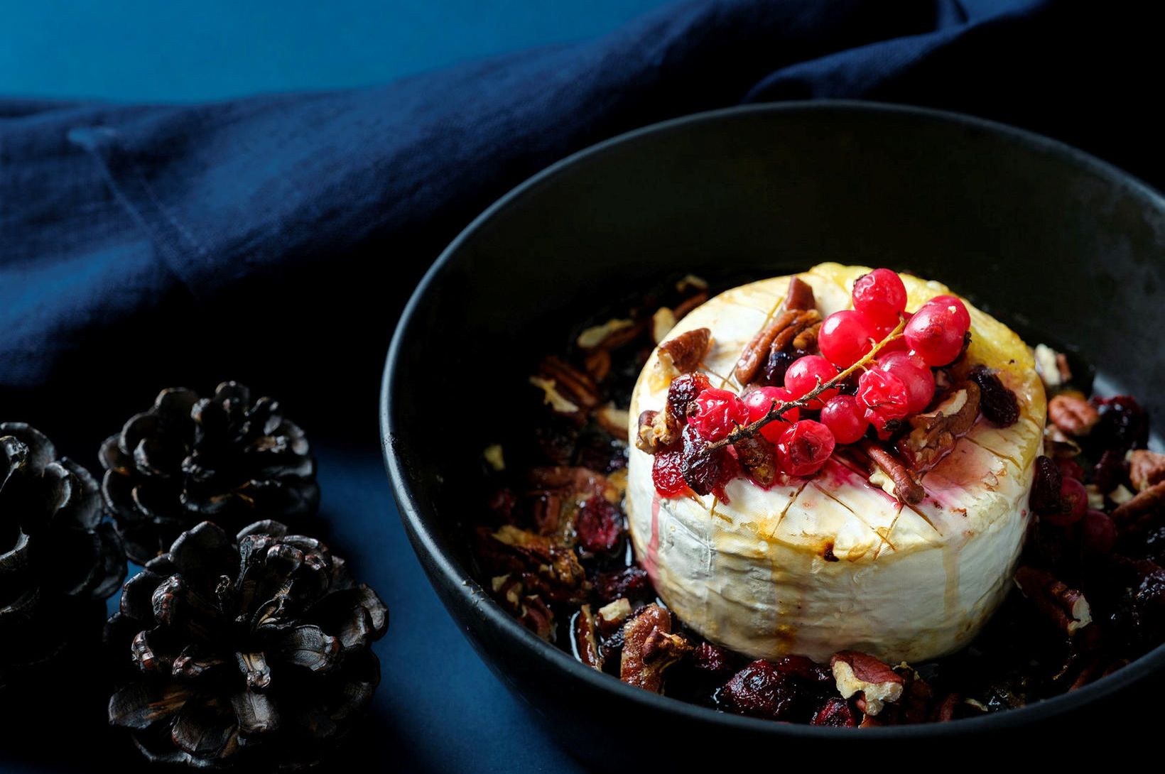 Vegan Camembert með hlynsírópi, pekanhnetum og rifsberjum