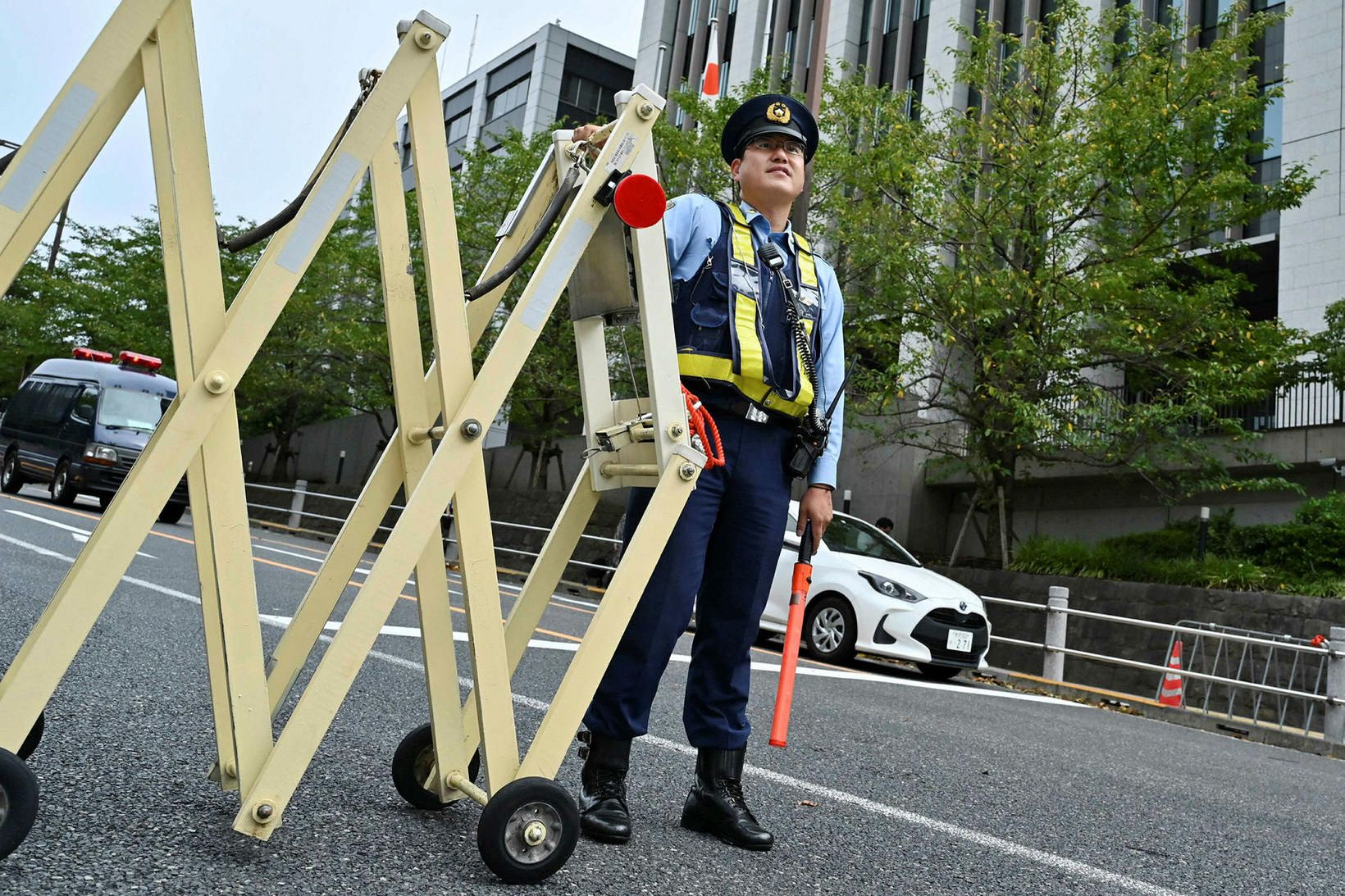 Lögreglan vaktar götuna sem leiðir að heimili forsætisráðherra Japans.