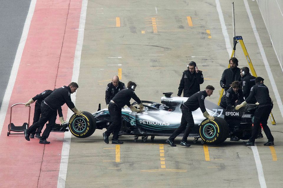 Valtteri Bottas ýtt inn í bílskúr eftir frumakstur 2018-bíl Mercedes í Silverstone í dag.