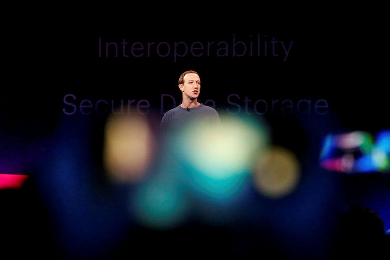 Mark Zuckerberg, forstjóri Facebook, hefur legið undir gagnrýni fyrir að …