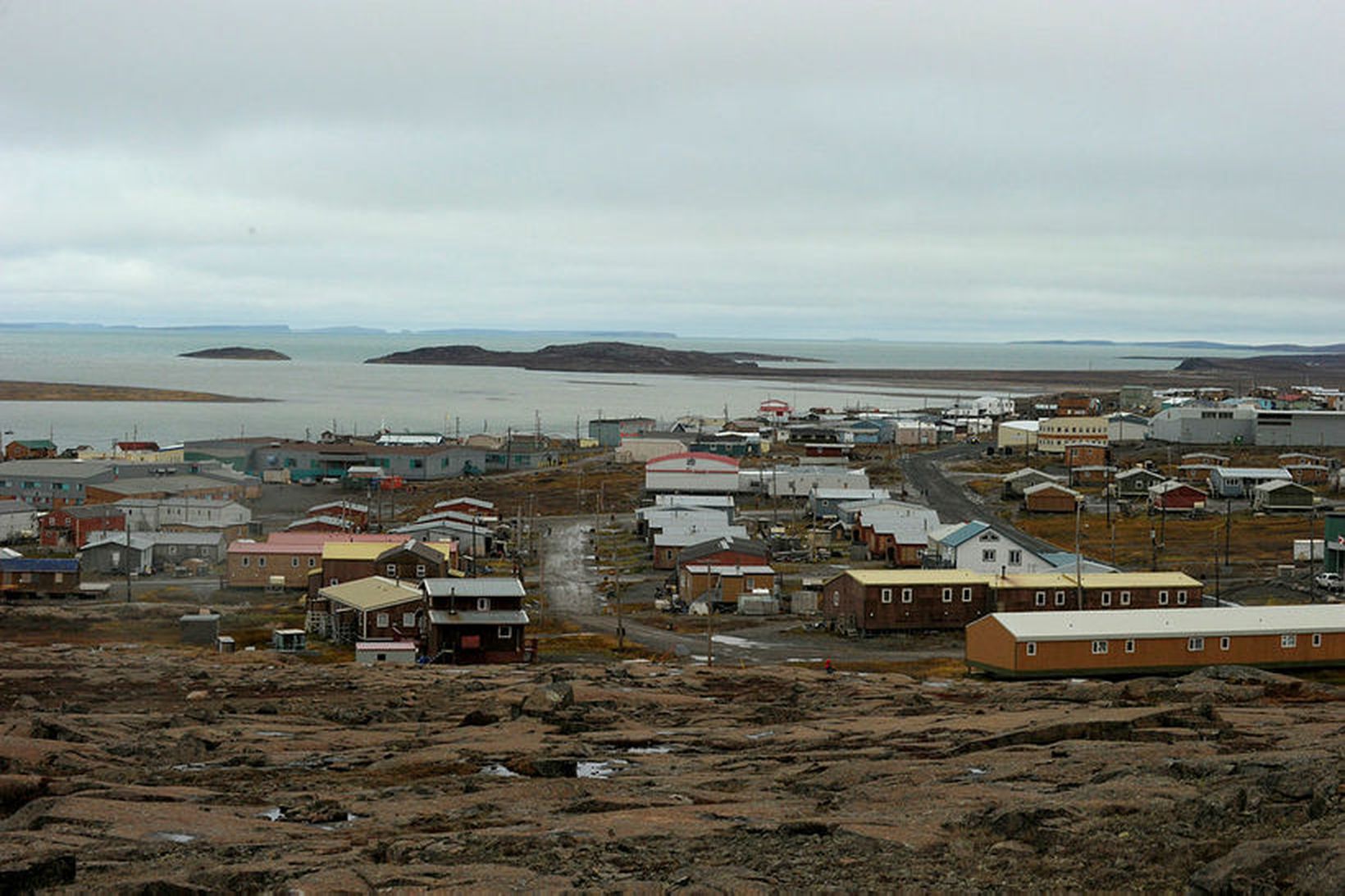 Ínúítaþorpið Kugluktuk, Nunavut, í Kanada. Bráðnun ógnar dýralífi þar og …