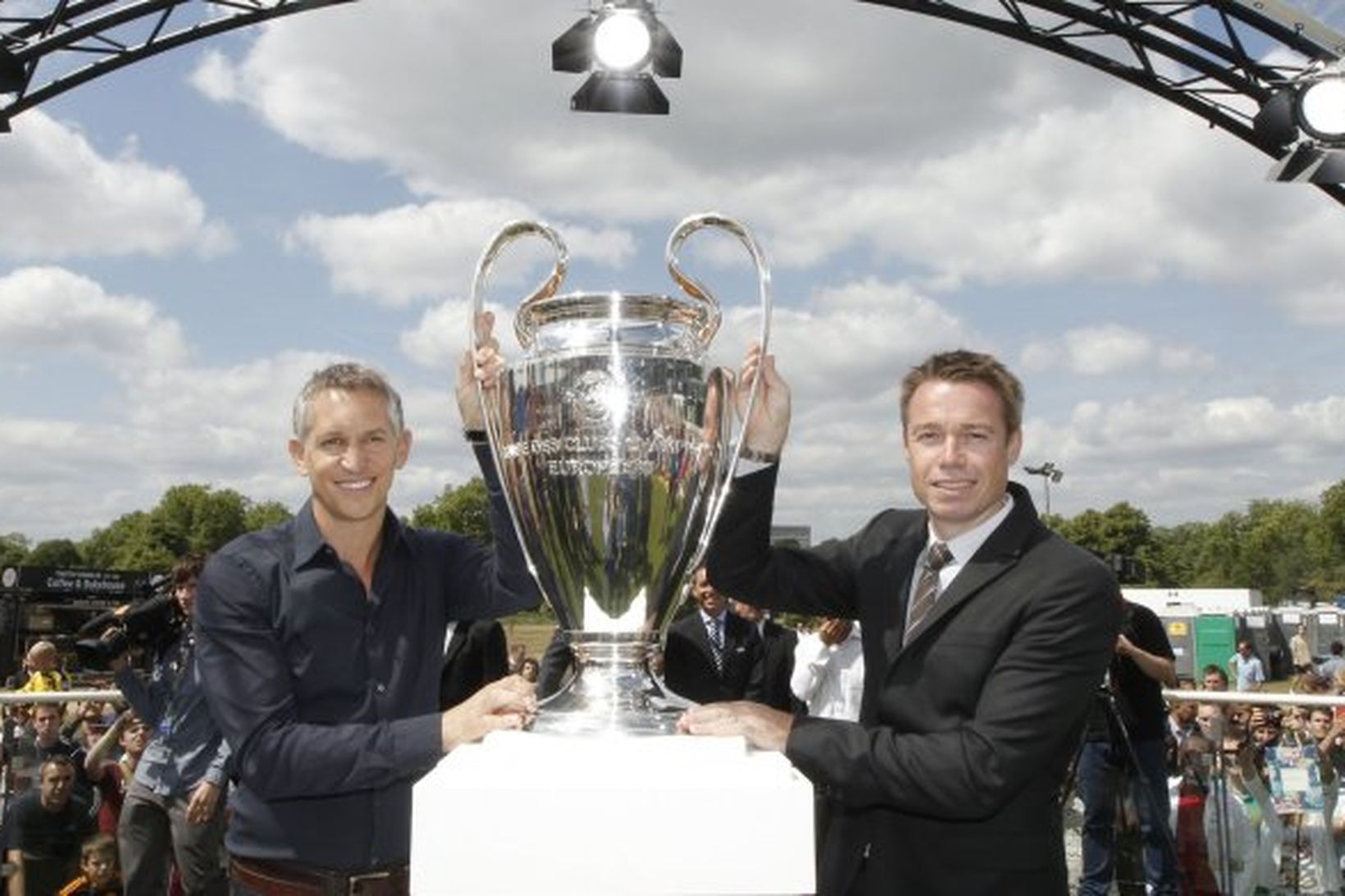 Gary Lineker (t.v.) og Graeme Le Saux stilla sér upp …