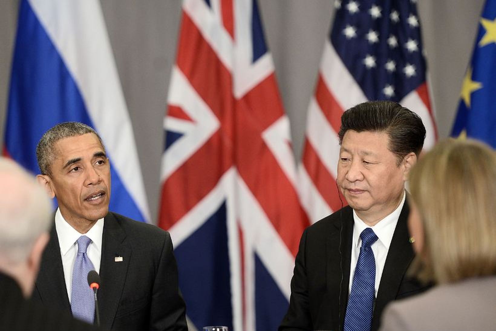 Forseti Kína, Xi Jinping, hlustar á Barack Obama. Vladimir Pútín …