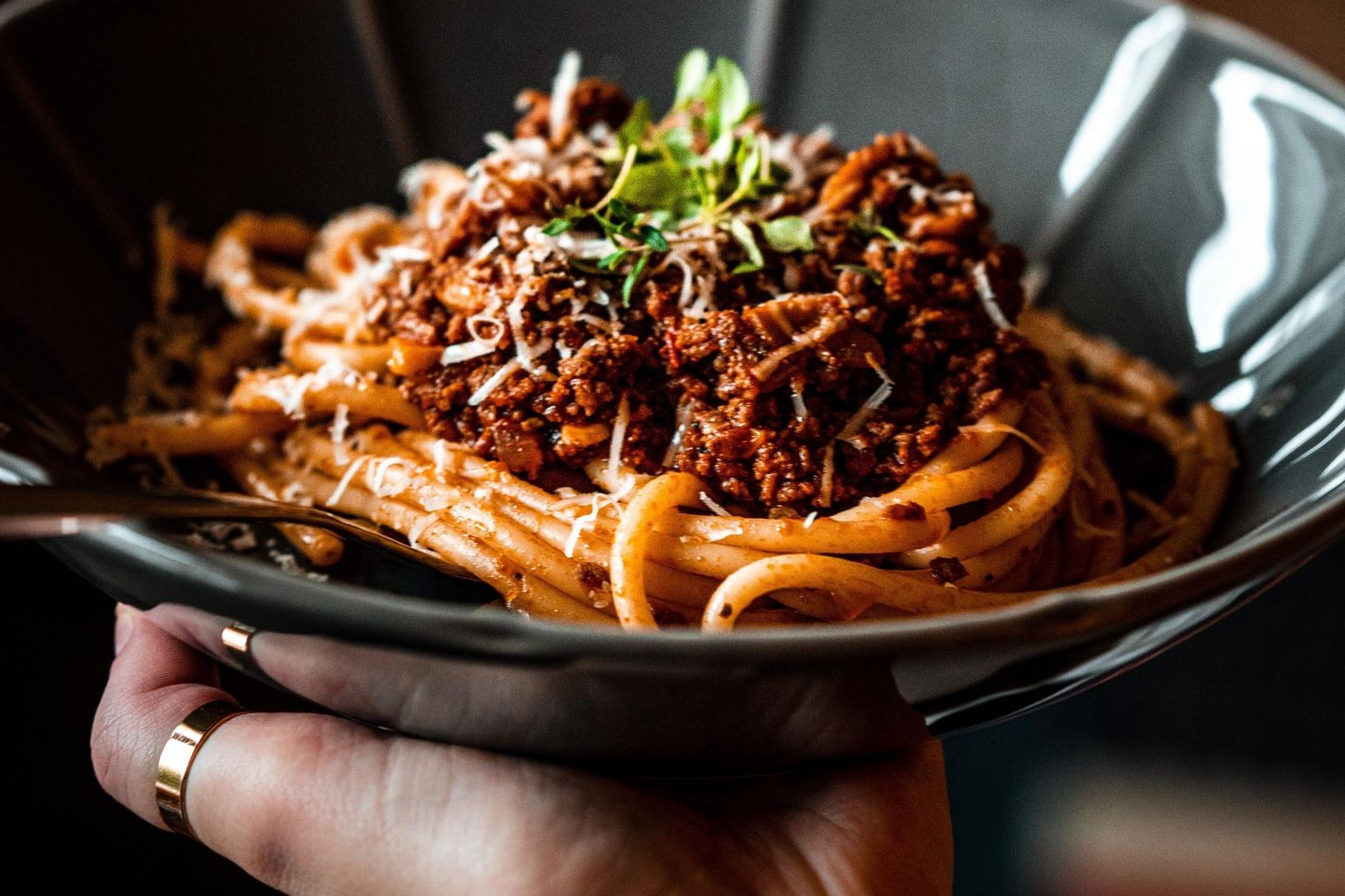 Girnilegt bolognese með spaghetti sem ljúft er að njóta í …