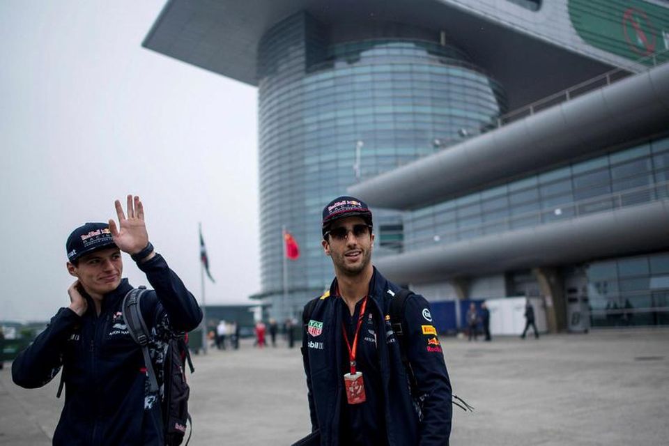 Max Verstappen (t.v.) og liðsfélagi hans Daniel Ricciardo í Sjanghæ í dag.