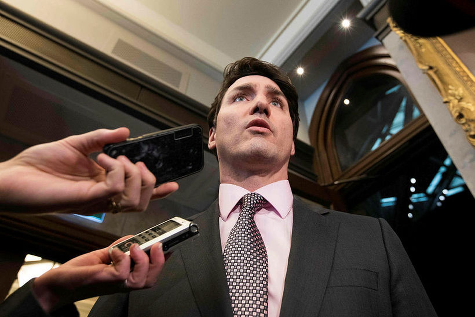 Justin Trudeau ræðir við fjölmiðla.
