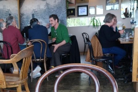 Pedro Pascal í góðra vina hópi á Kaffihúsi Vesturbæjar.