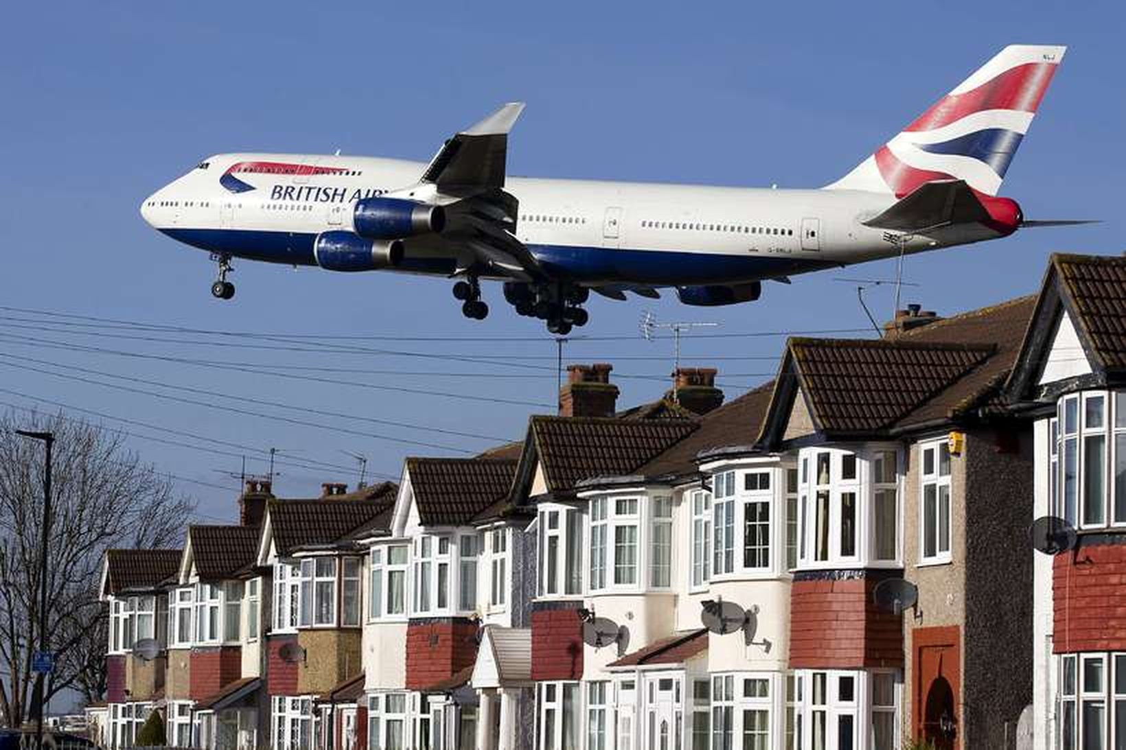 Vél frá British Airways á leið til lendingar á Heathrow-flugvelli …