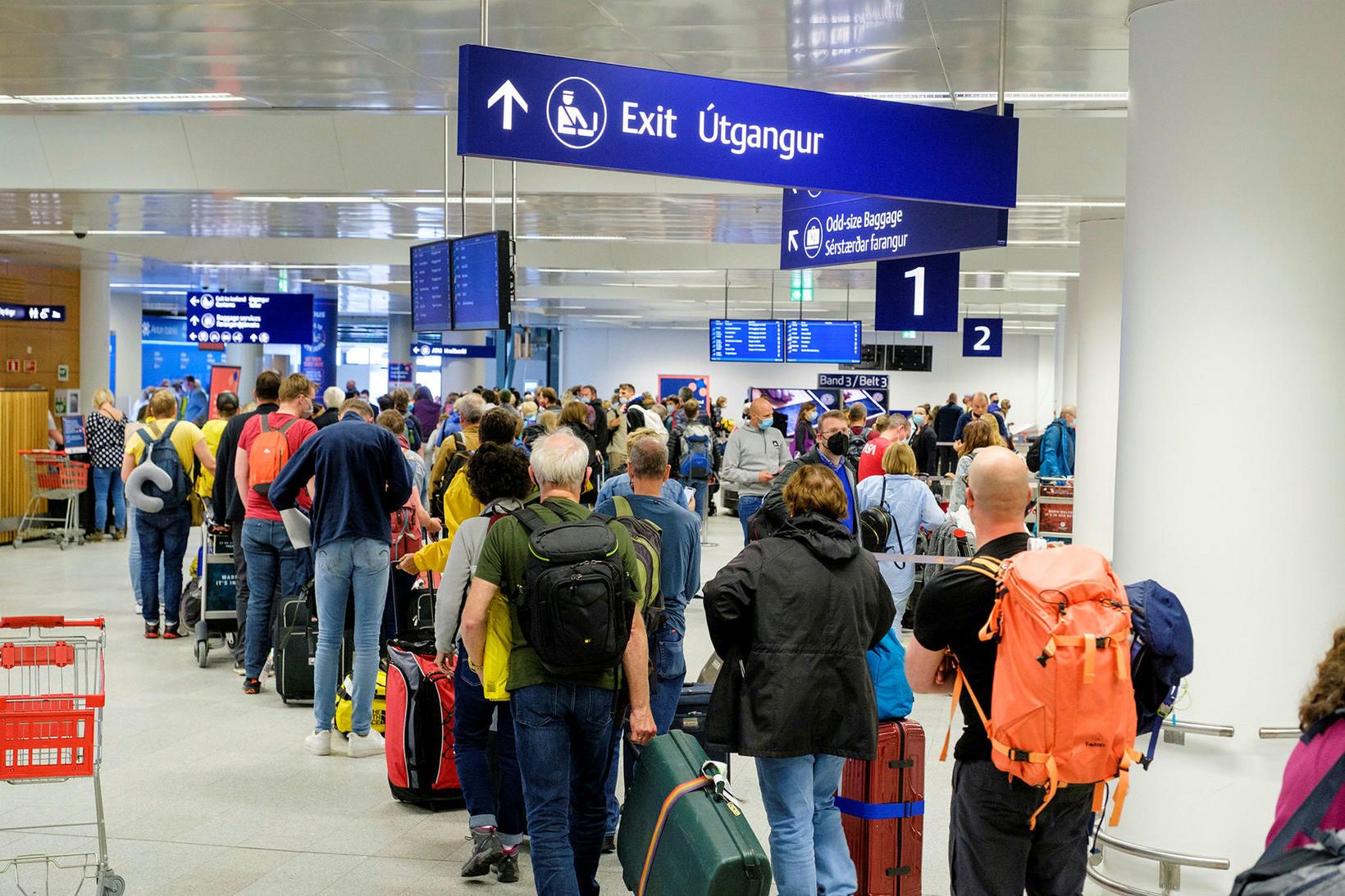 Fjölmargir farþegar koma og fara í gegnum flugstöðina í eðlilegu …