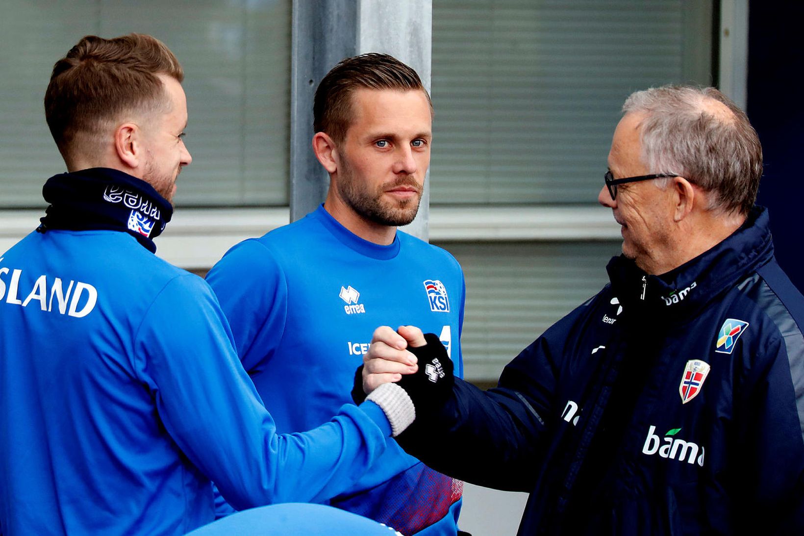 Kári Árnason og Gylfi Þór Sigurðsson ræða við Lars Lagerbäck. …