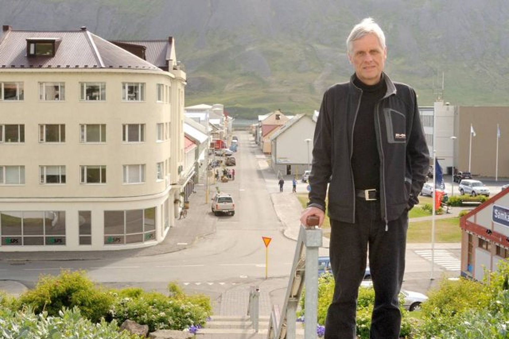 Björn Valdimarsson á tröppum við Siglufjarðarkirkju.
