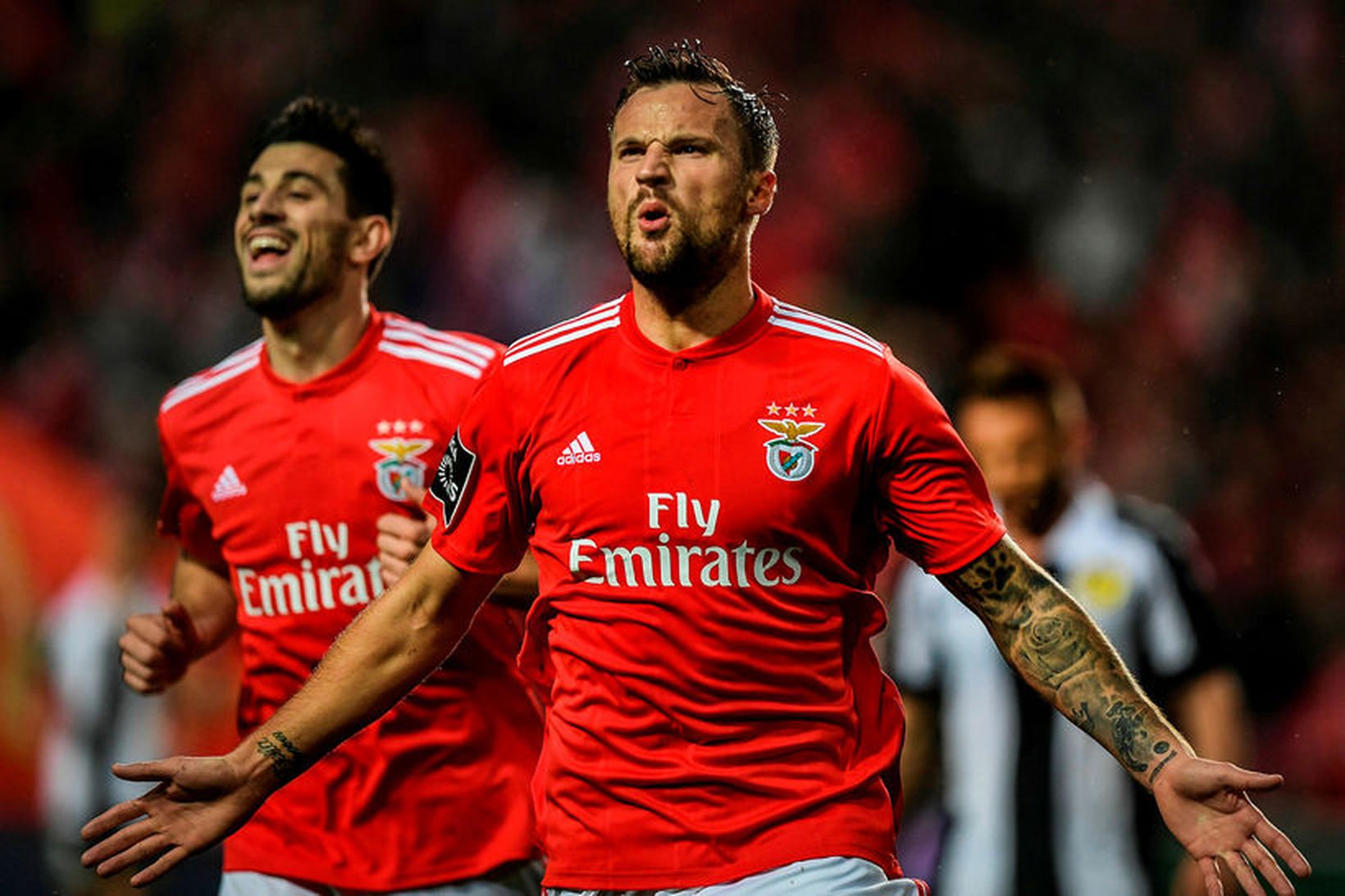 Haris Seferovic fagnar einu af tíu mörkum Benfica í gær.