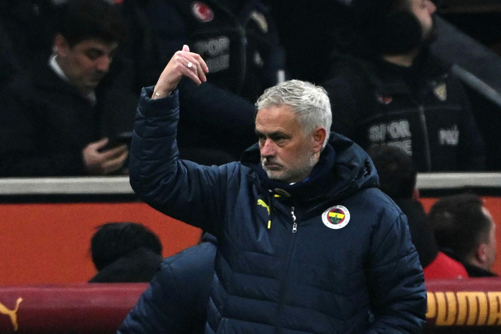 José Mourinho á hliðarlínunni í gær.