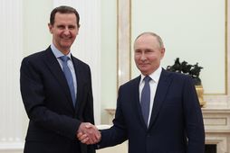 Bashar al-Assad og Vladimír Pútín Rússlandsforseti takast í hendur.