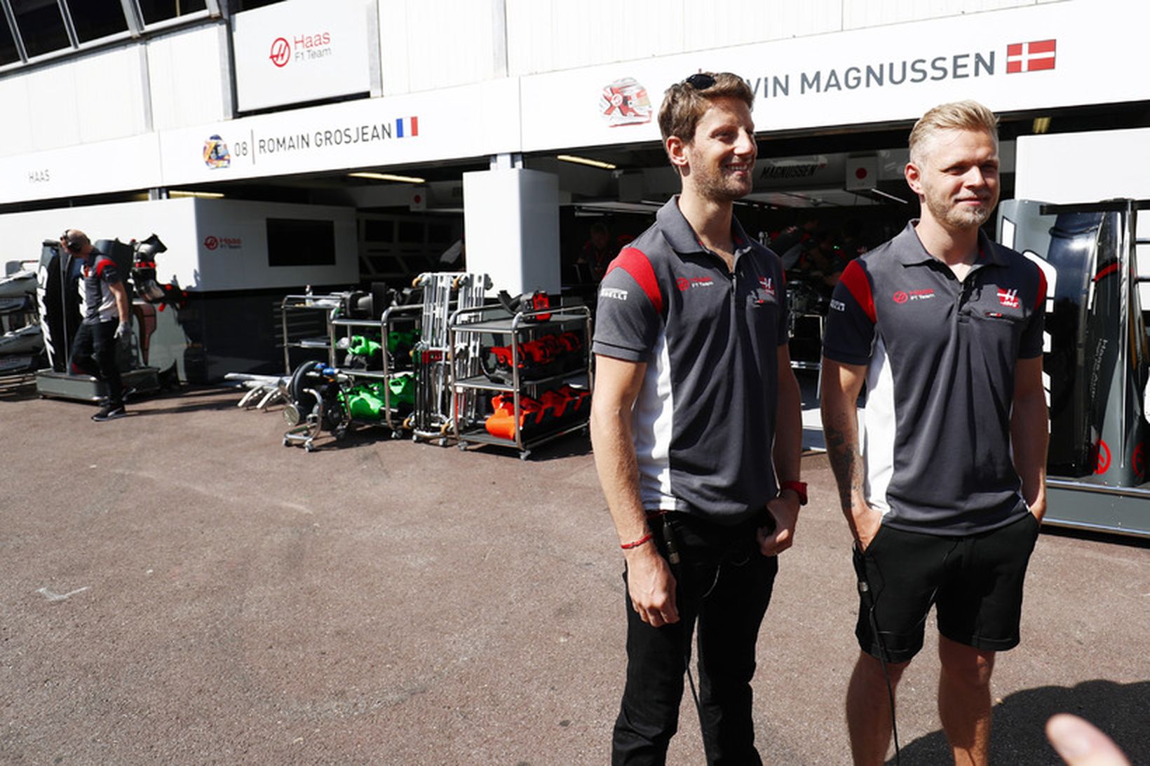 Romain Grosjean (t.v.) og Kevin Magnussen verða áfram hjá Haas …