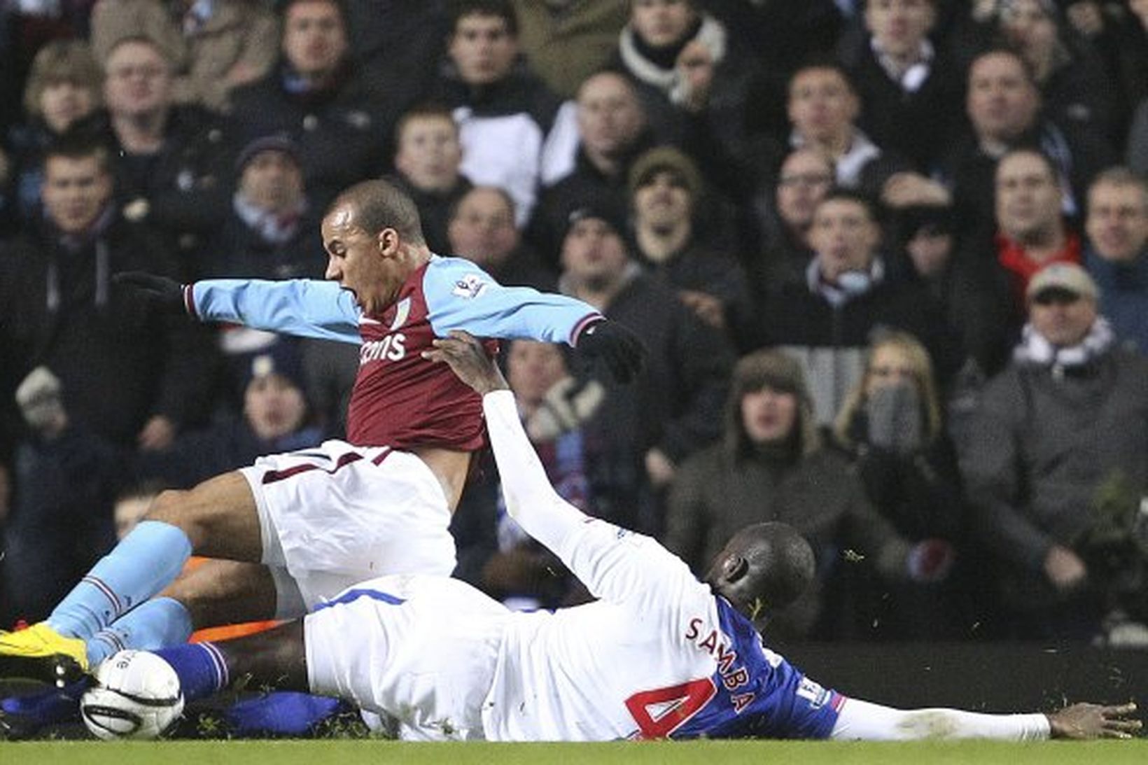 Chris Samba brýtur á Gabriel Agbonlahor, sóknarmanni Aston Villa, í …