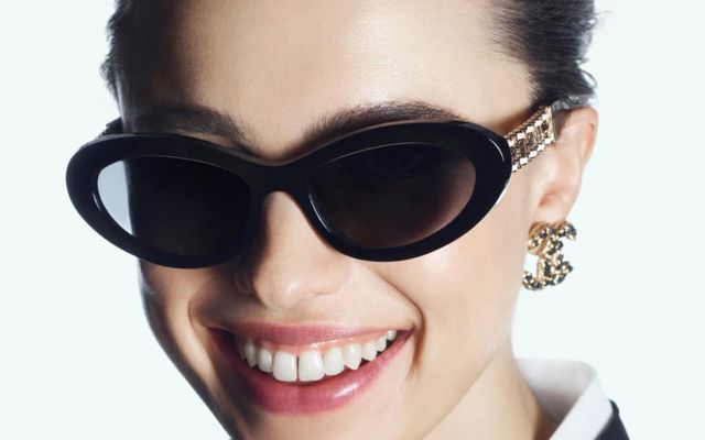 Margaret Qualley með sólgleraugu frá franska tískuhúsinu Chanel.