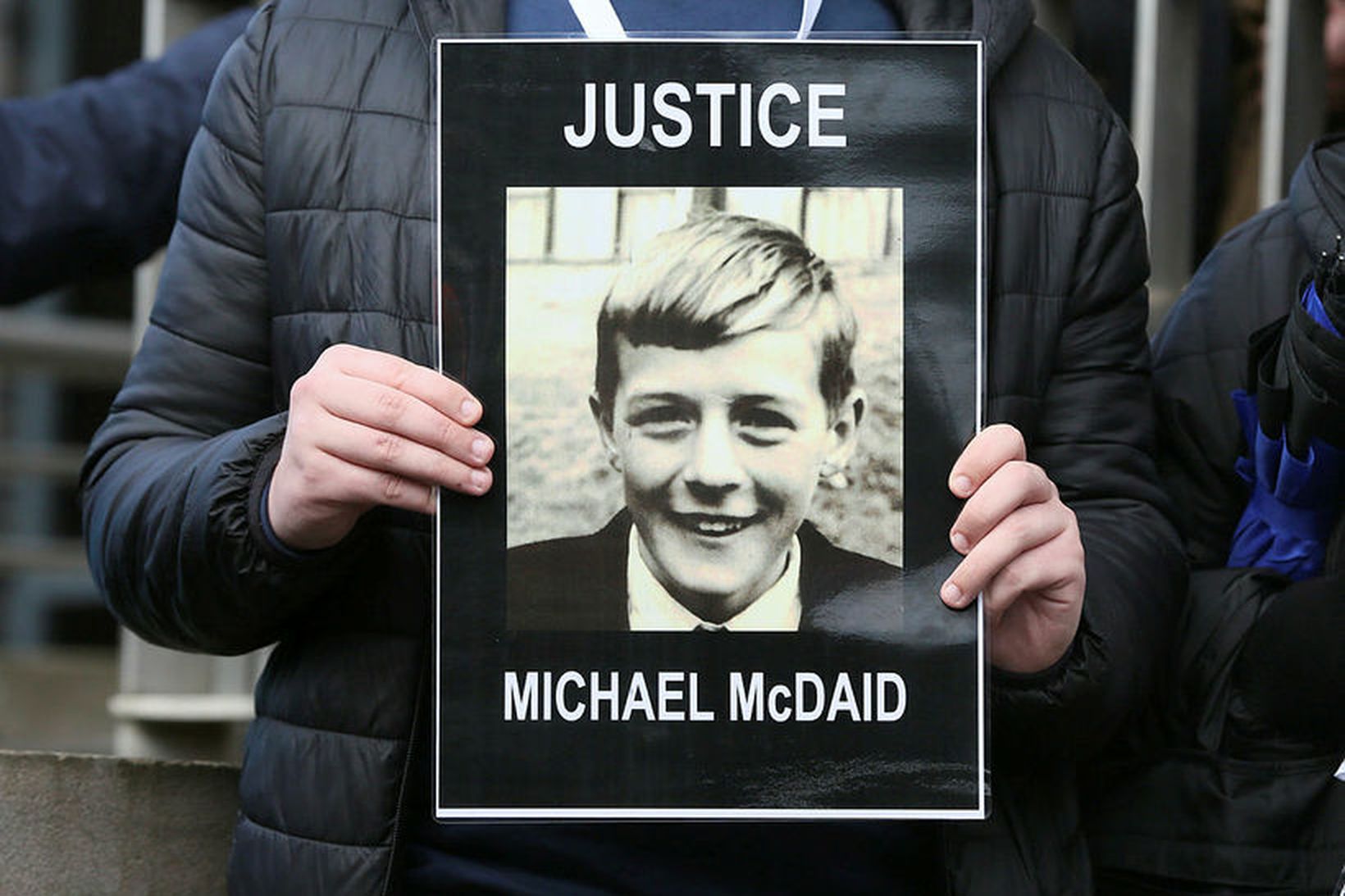 Ástvinur Michael McDaid heldur á mynd af honum í Derry …