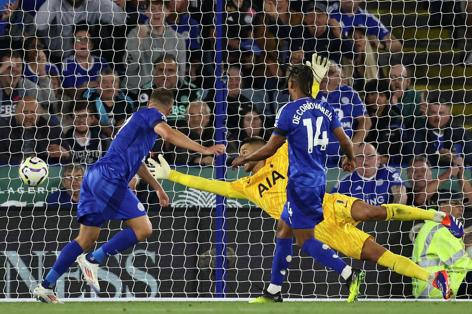 Jamie Vardy jafnar metin fyrir Leicester City í kvöld.